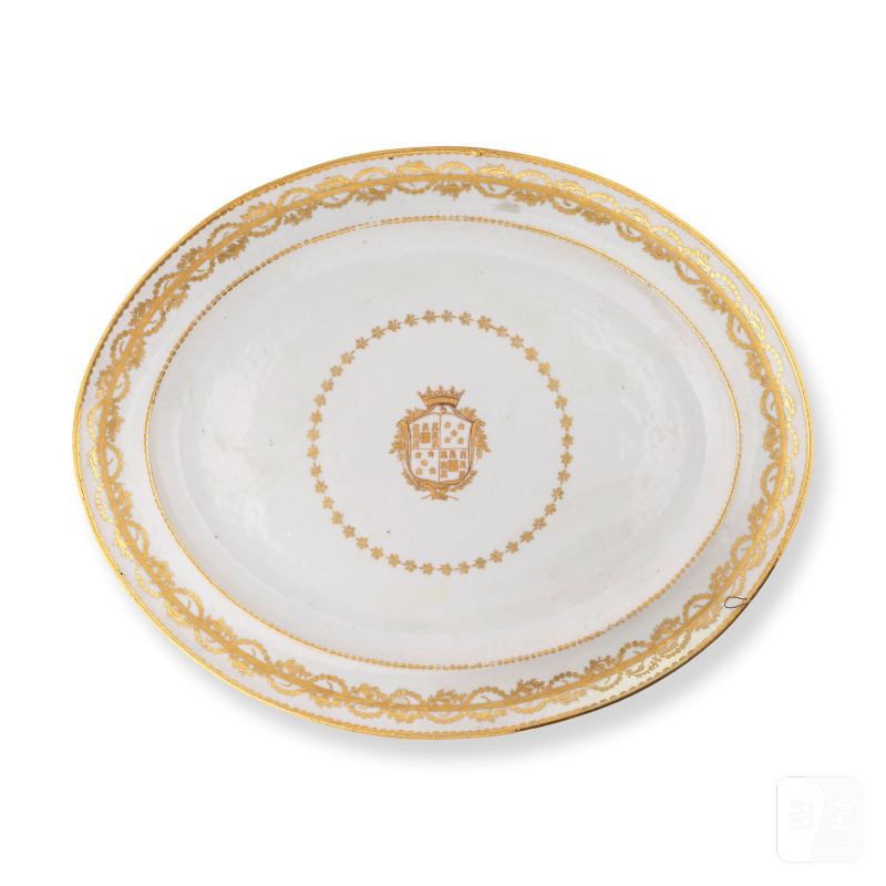 清 十八世紀 描金紋章圖盤 | GRAND PLAT OVALE EN PORCELAINE À DÉCOR ARMORIÉ DORÉ - 图1